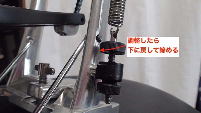 キックペダルの上ナットを戻す画像