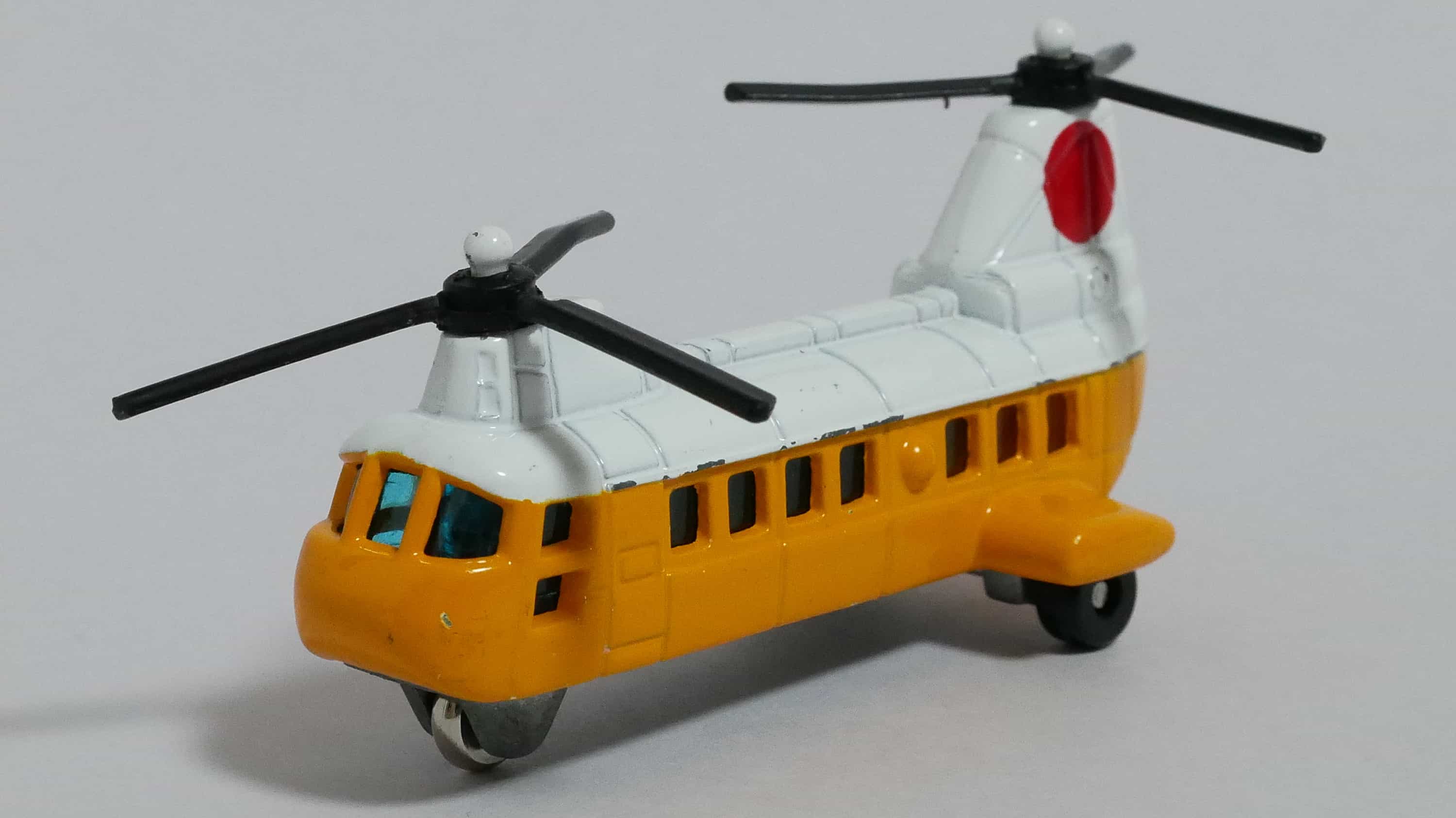 トミカNo.19-2川崎バートルV107-Ⅱ前