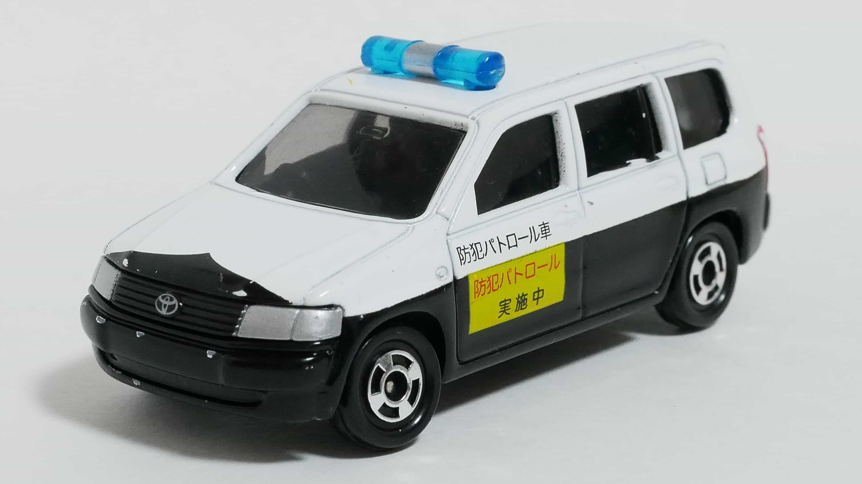 トミカNo.23-7トヨタプロボックス自主防犯パトロールカー前