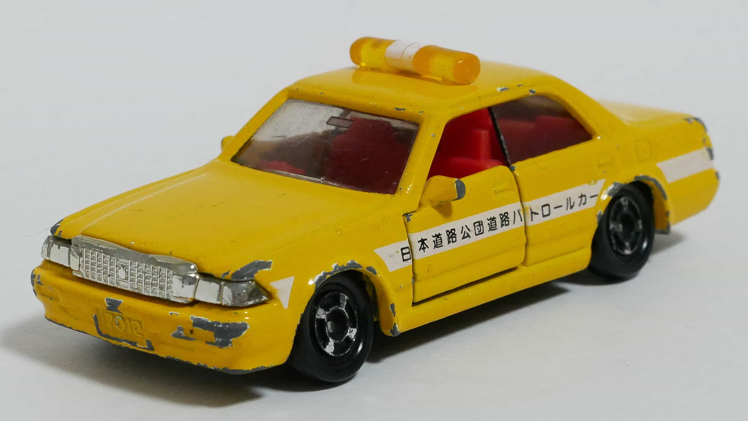 トミカNo.28-6クラウン道路公団パトロールカー前