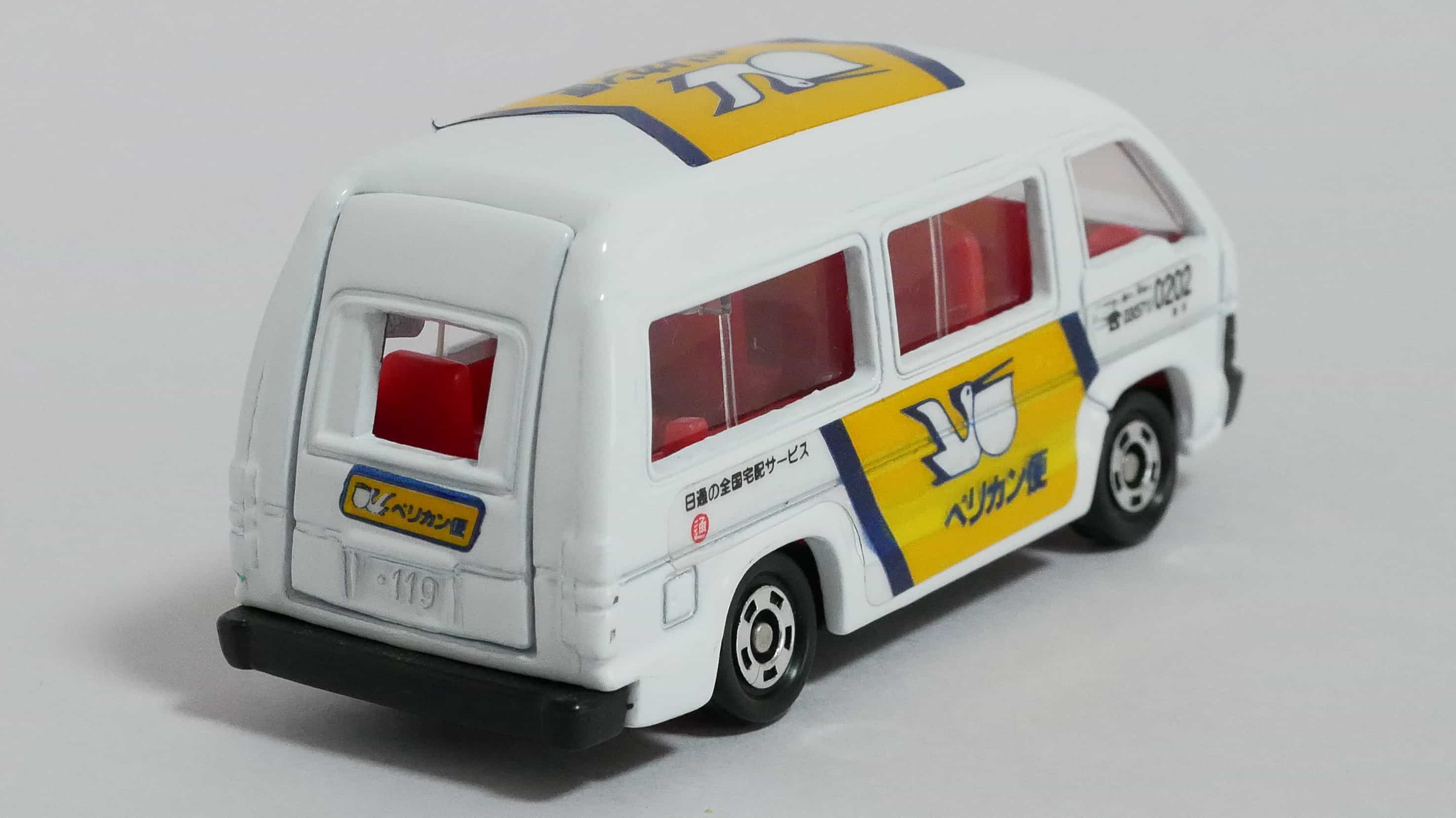 トミカNo.3-4ハイエース宅配便リア