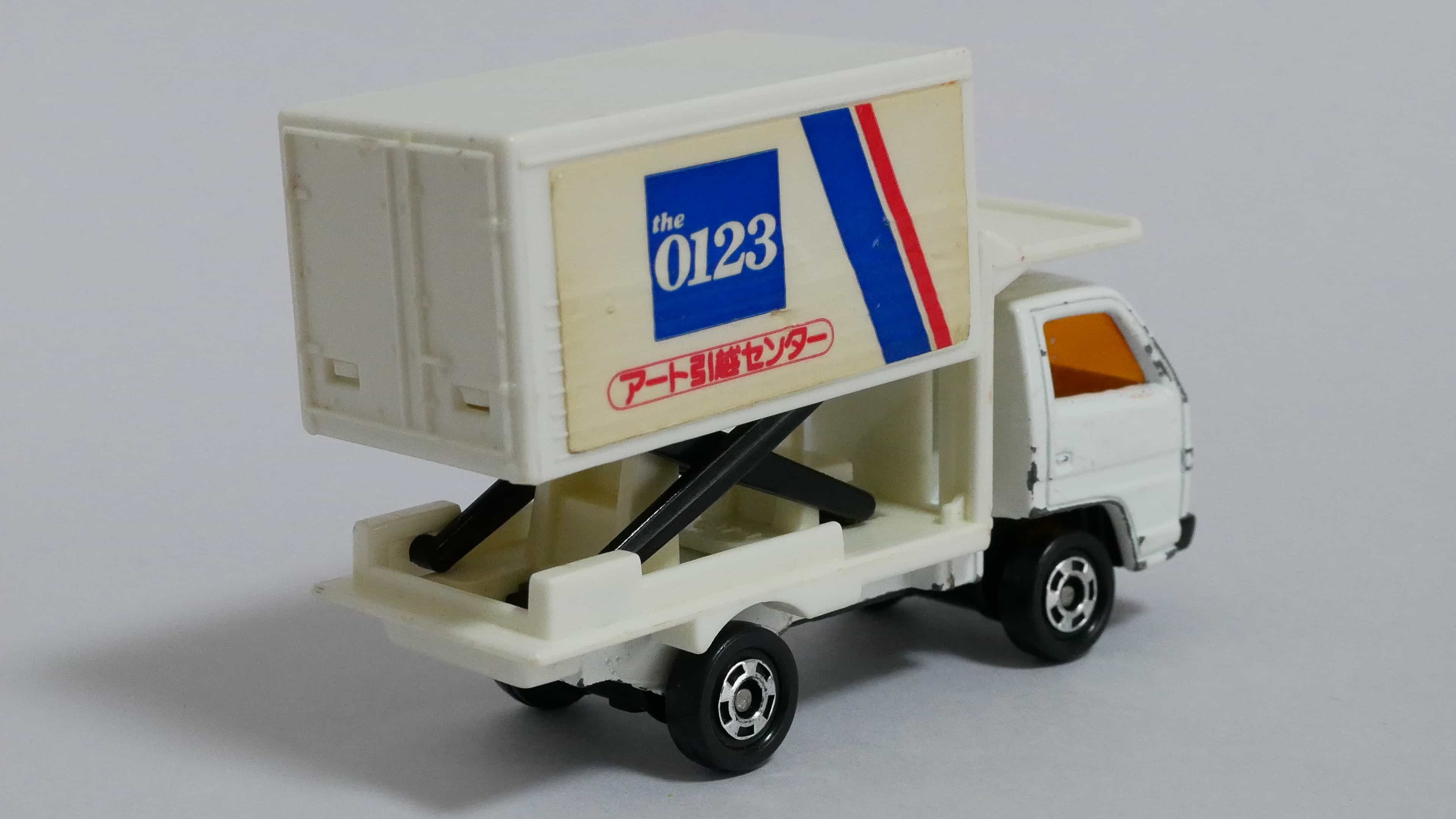 トミカNo.32-5いすゞエルフ引越トラック後