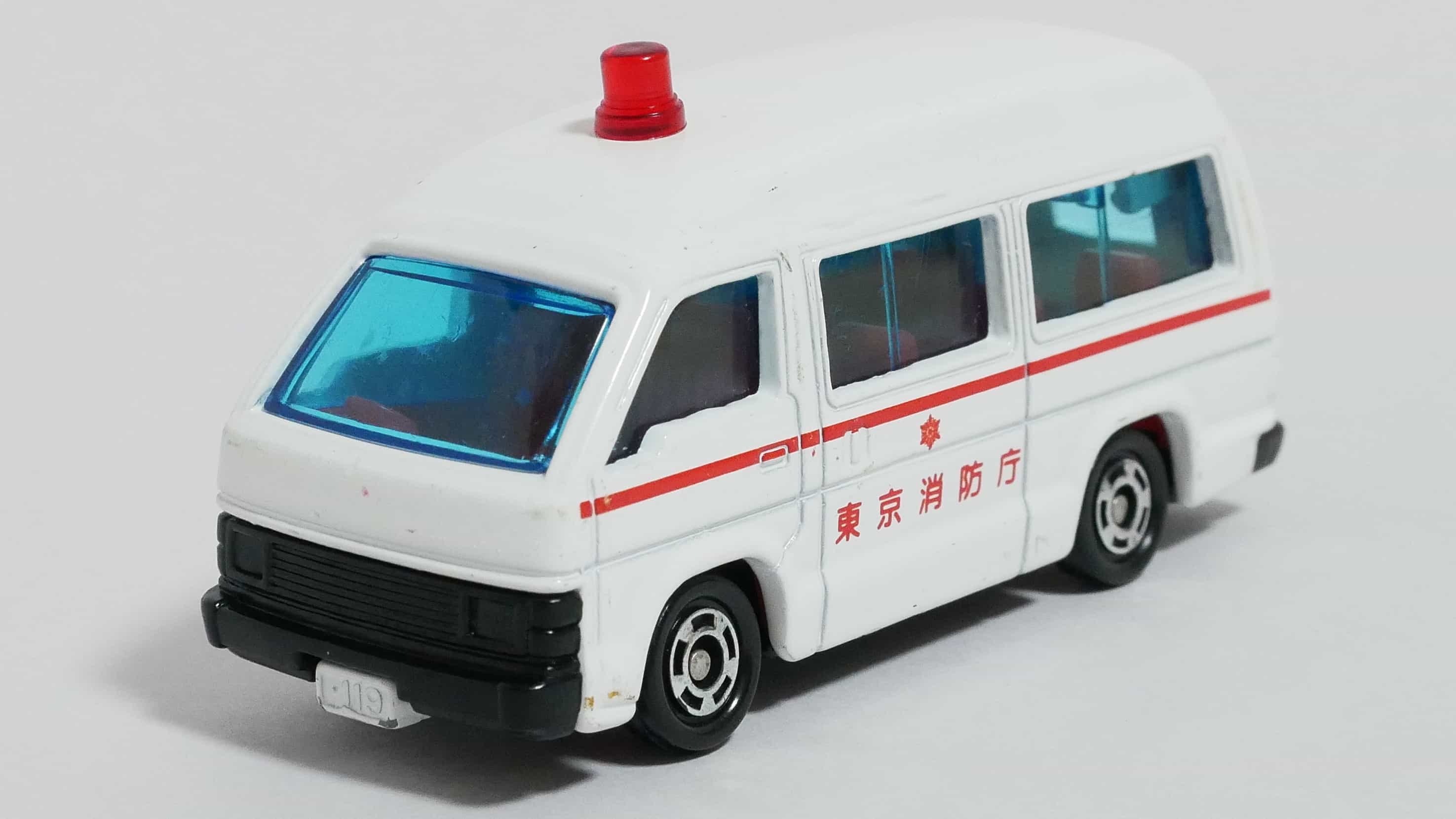 トミカNo.36-3トヨタハイエース救急車-前