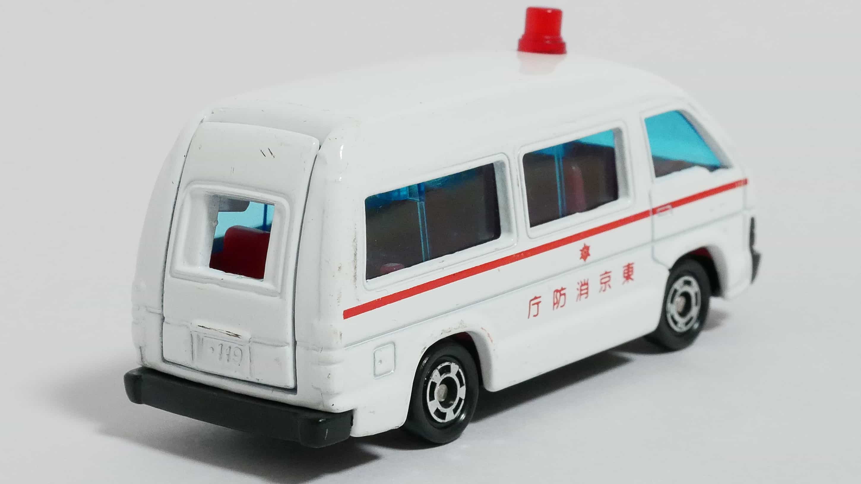 トミカNo.36-3トヨタハイエース救急車-後