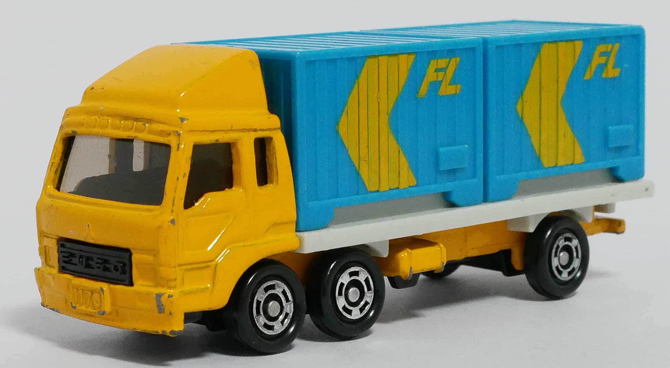 トミカNo.74-5三菱ふそうコンテナトラック-前