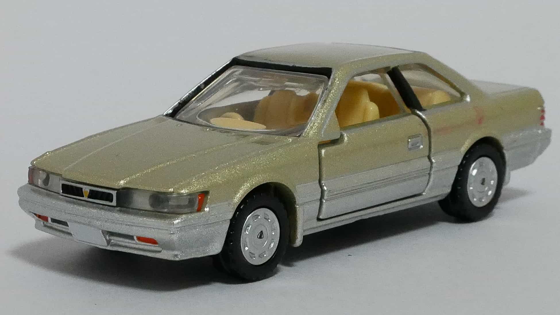 トミカプレミアム04-2日産レパード-前