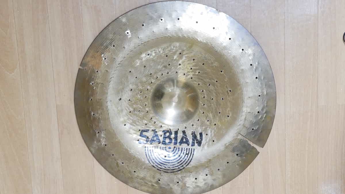 穴を100個空けたシンバル