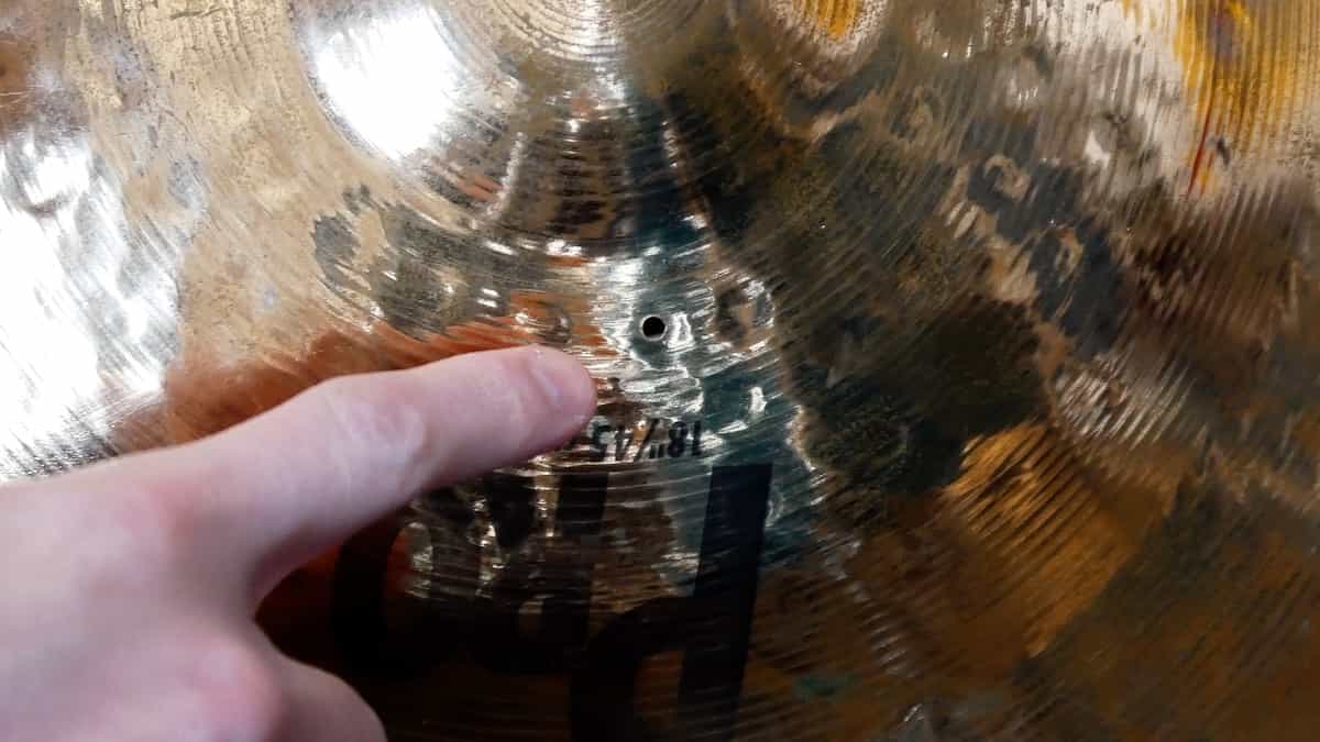 シンバルの小穴