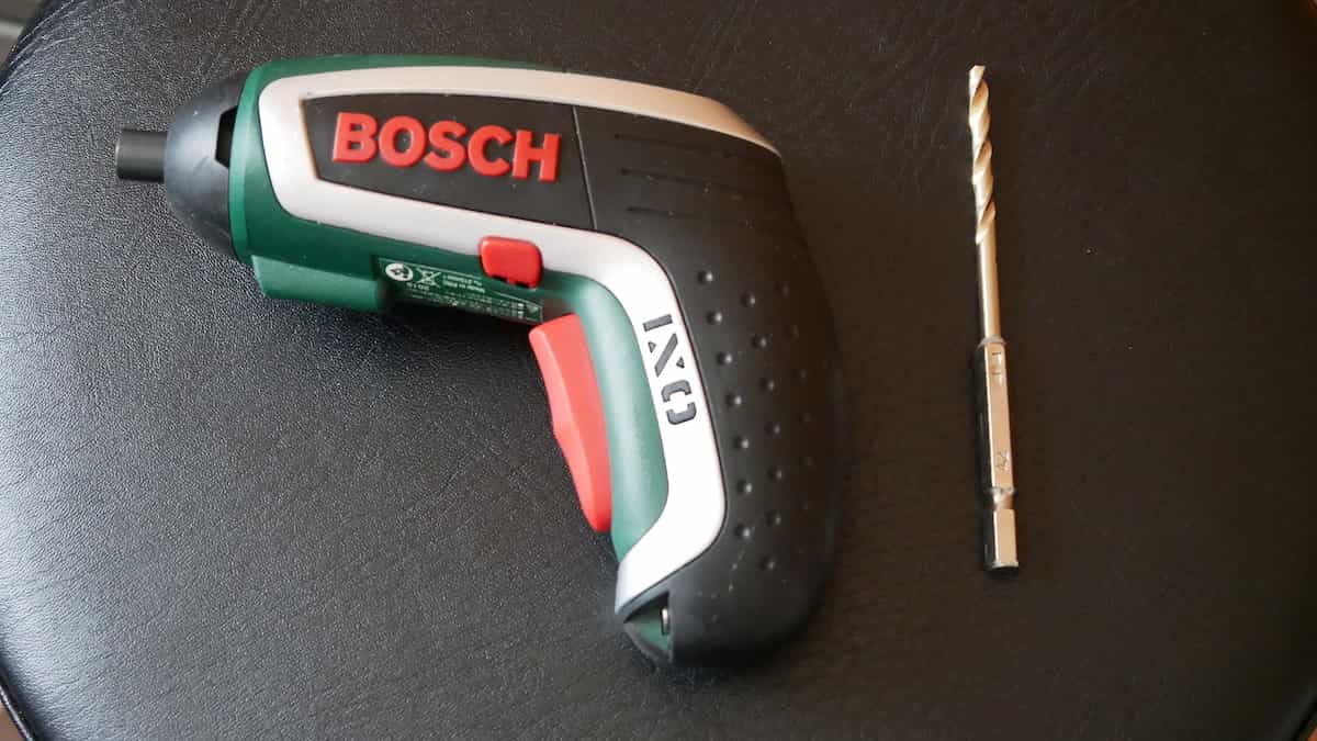 電動ドライバーとドリル刃