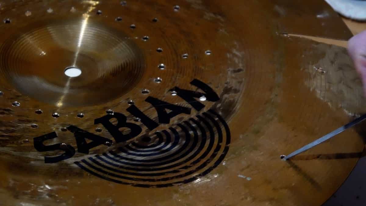 シンバルにやすりがけ