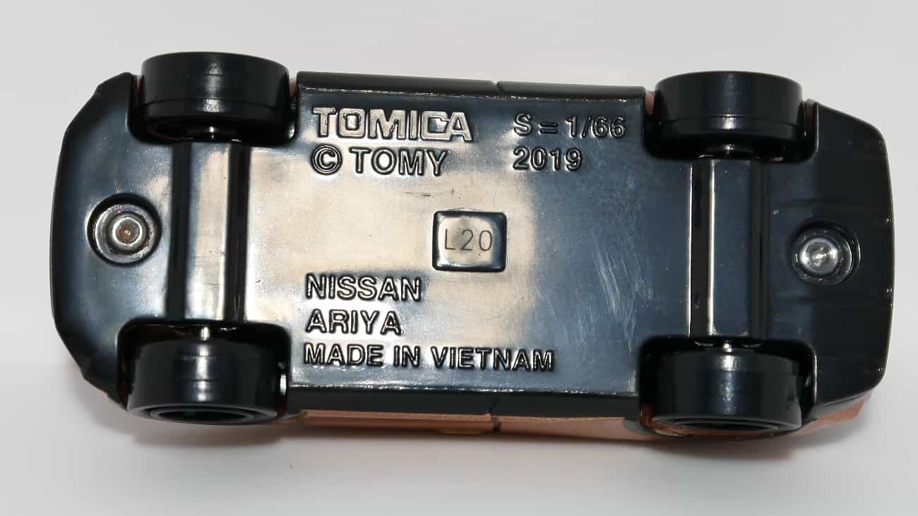 トミカ64-7日産アリア_シャーシ