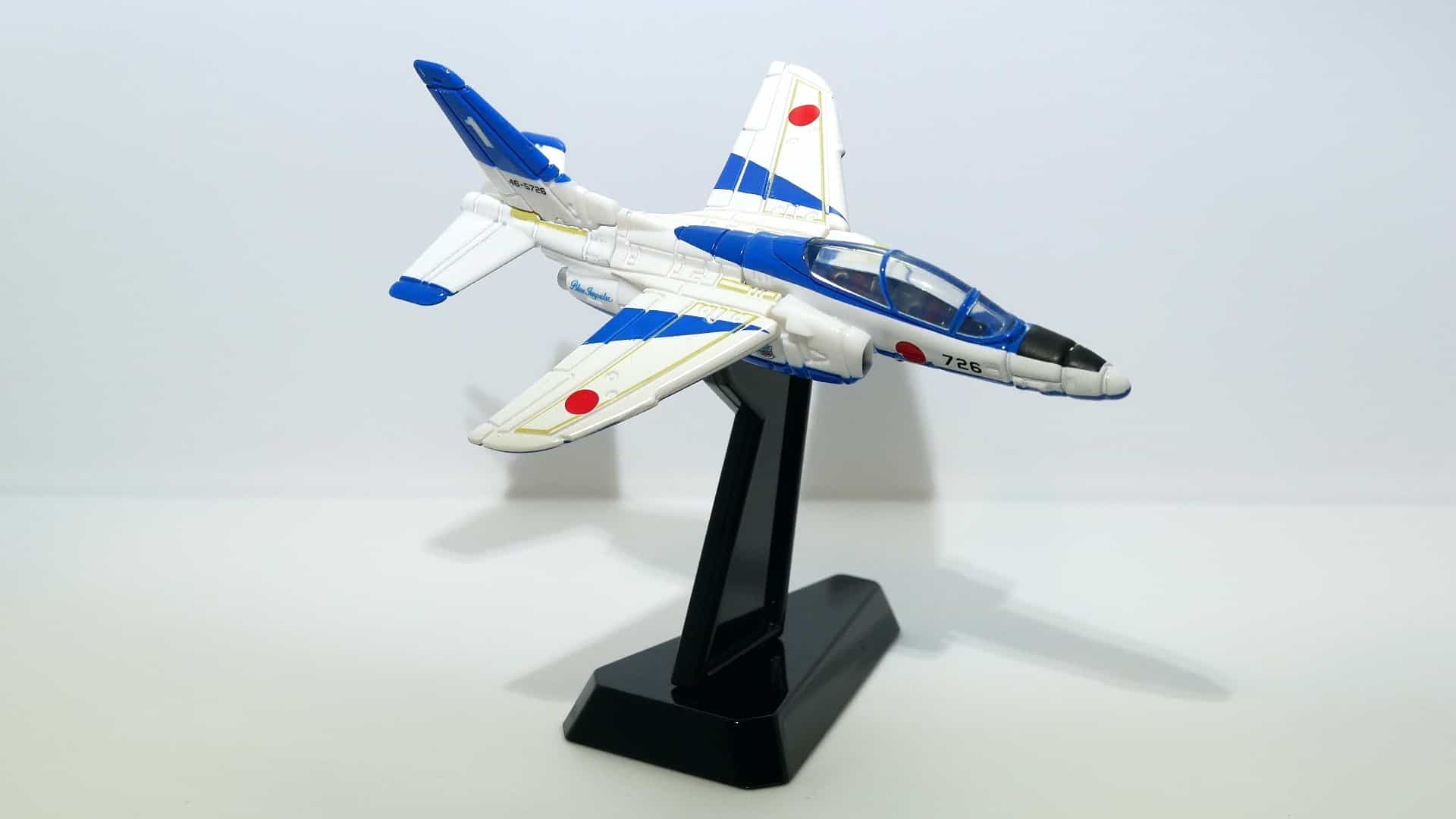 トミカプレミアム22-1航空自衛隊T-4ブルーインパルス_ディスプレイ上