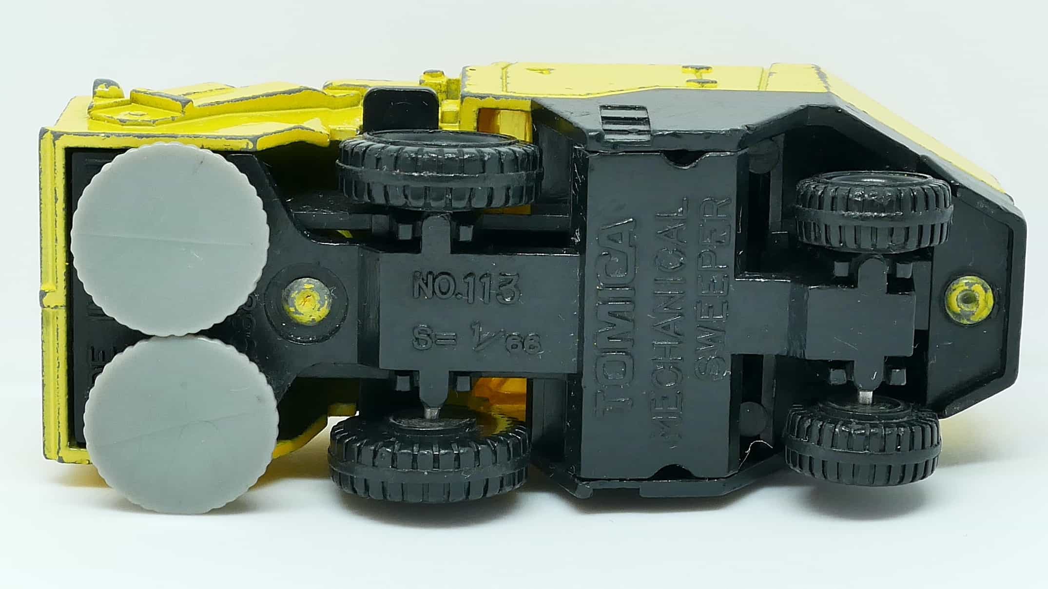 トミカNo113-1道路清掃車_シャーシ