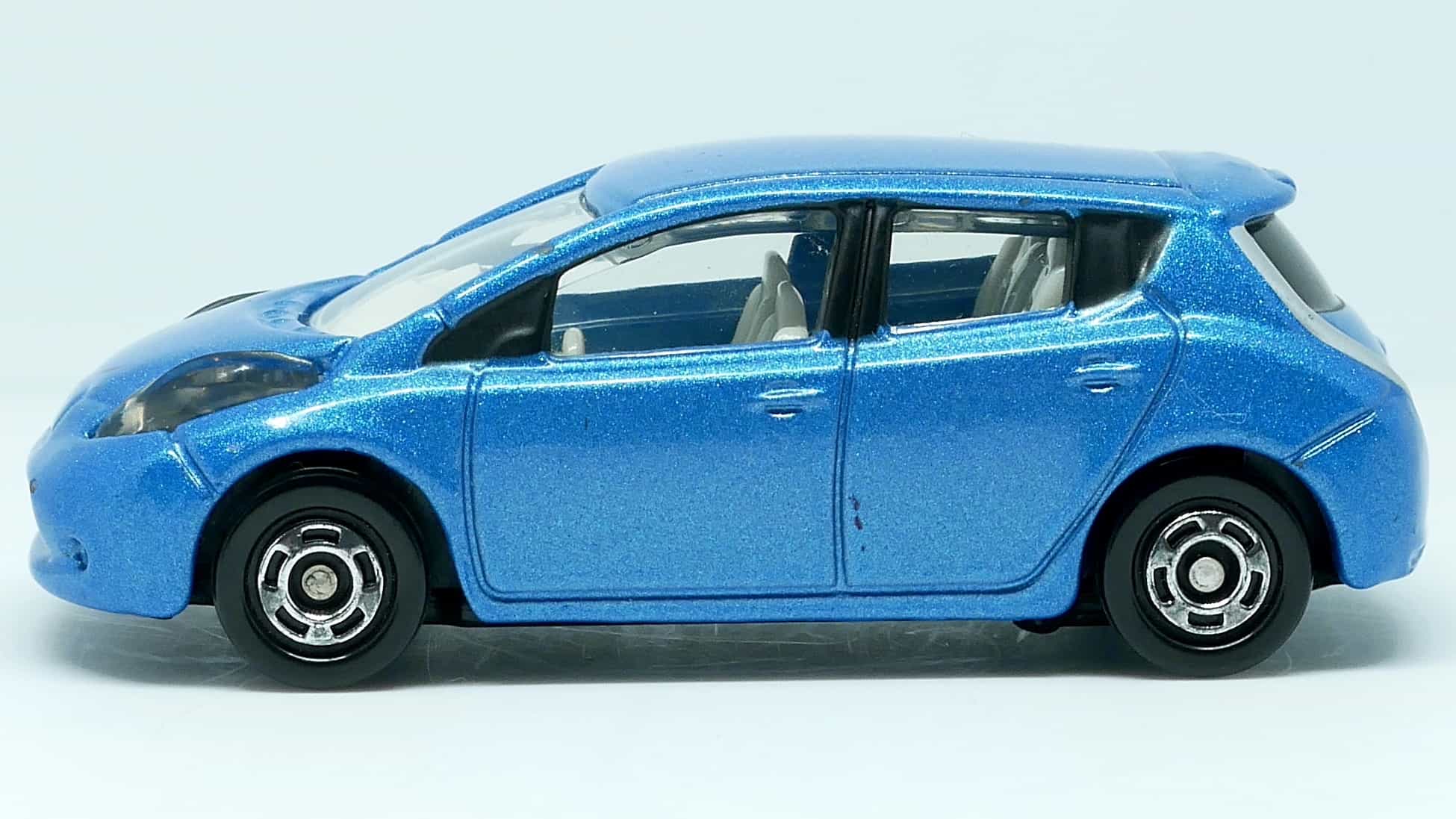 トミカNo120-5日産リーフ_横