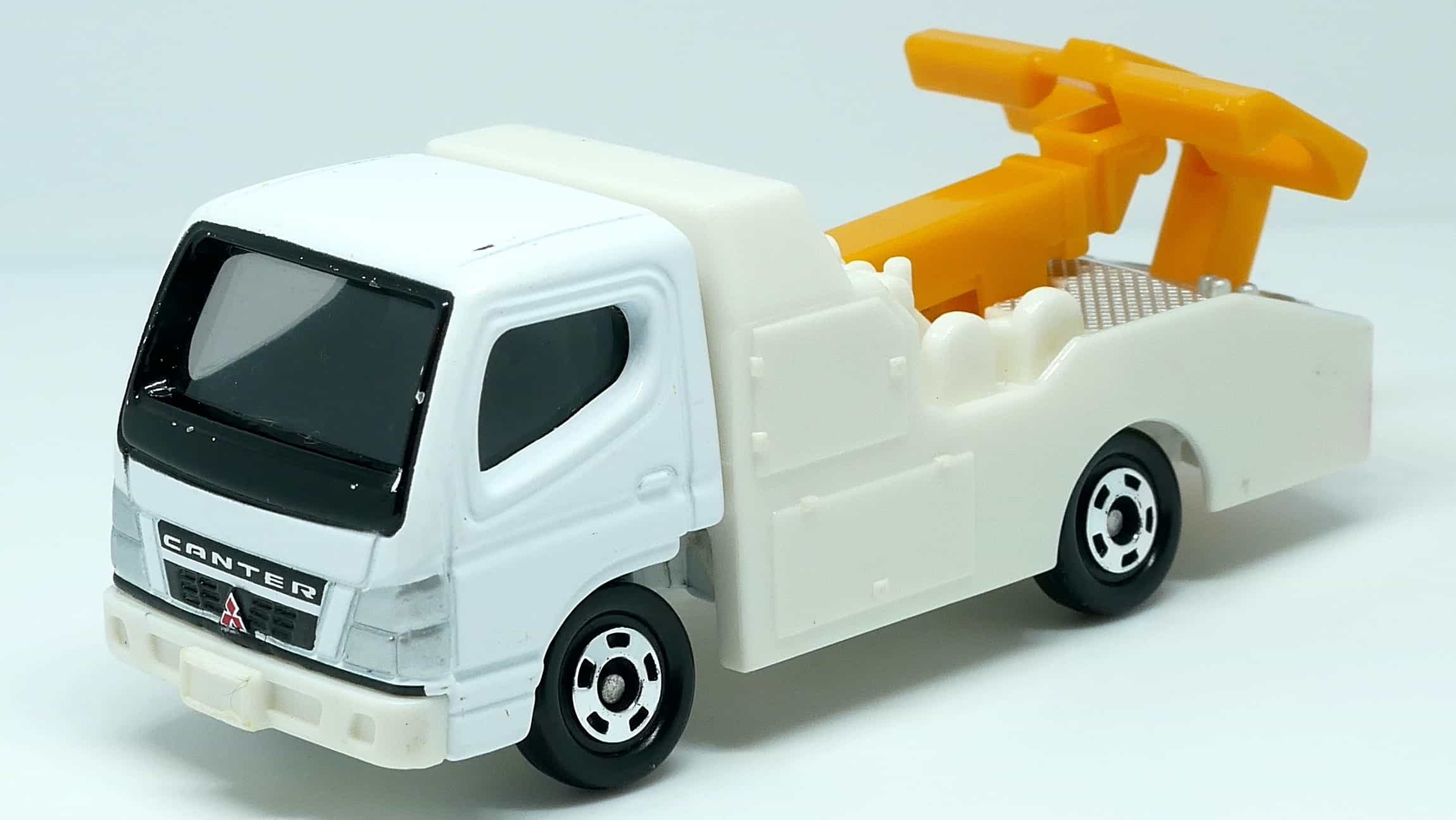 トミカNo2-4三菱ふそうキャンターレッカー車_前