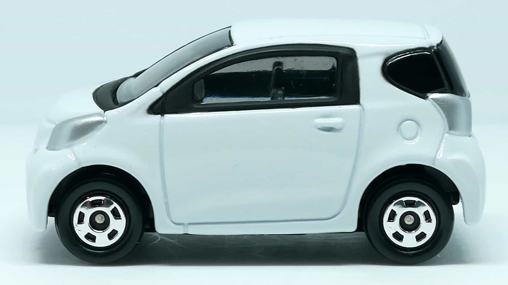 トミカNo28-8トヨタiQ_横