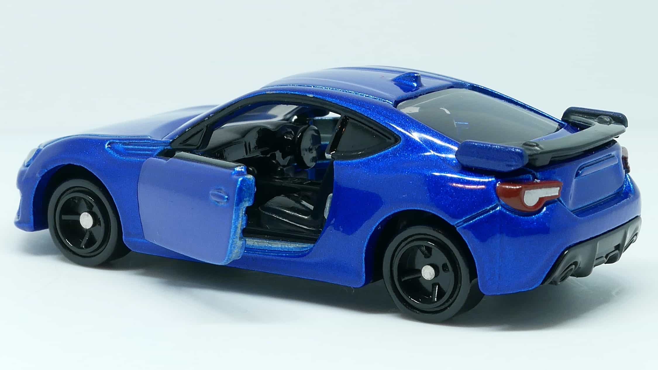 トミカNo6-10スバルBRZ_ドア左